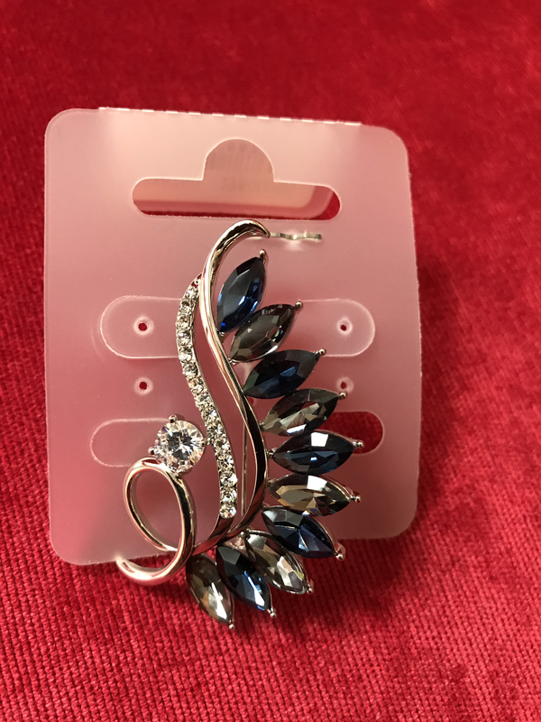 Broche met blauwe steentjes