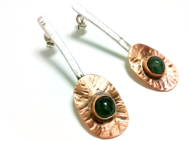 Pendientes péndulo con esmeraldas