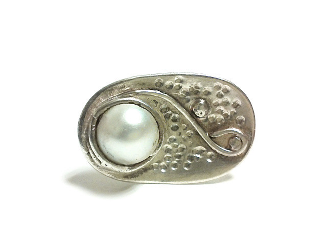 Anillo oval con perla