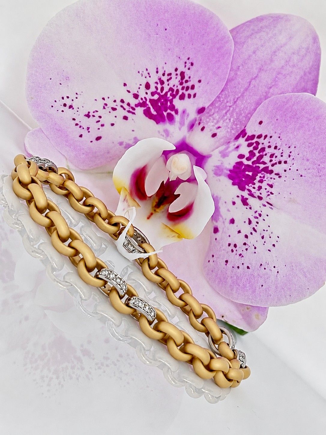 18KT Yellow Gold Link Bracelet With Diamonds 18KT Yellow Gold Link Bracelet With Diamonds