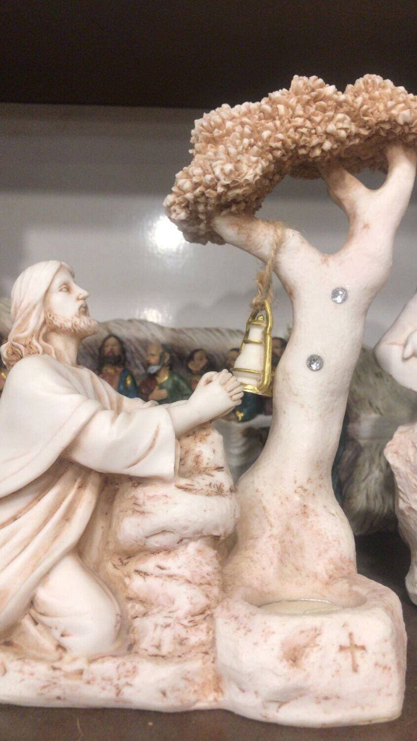 تمثال يسوع يصلى على الشجرة