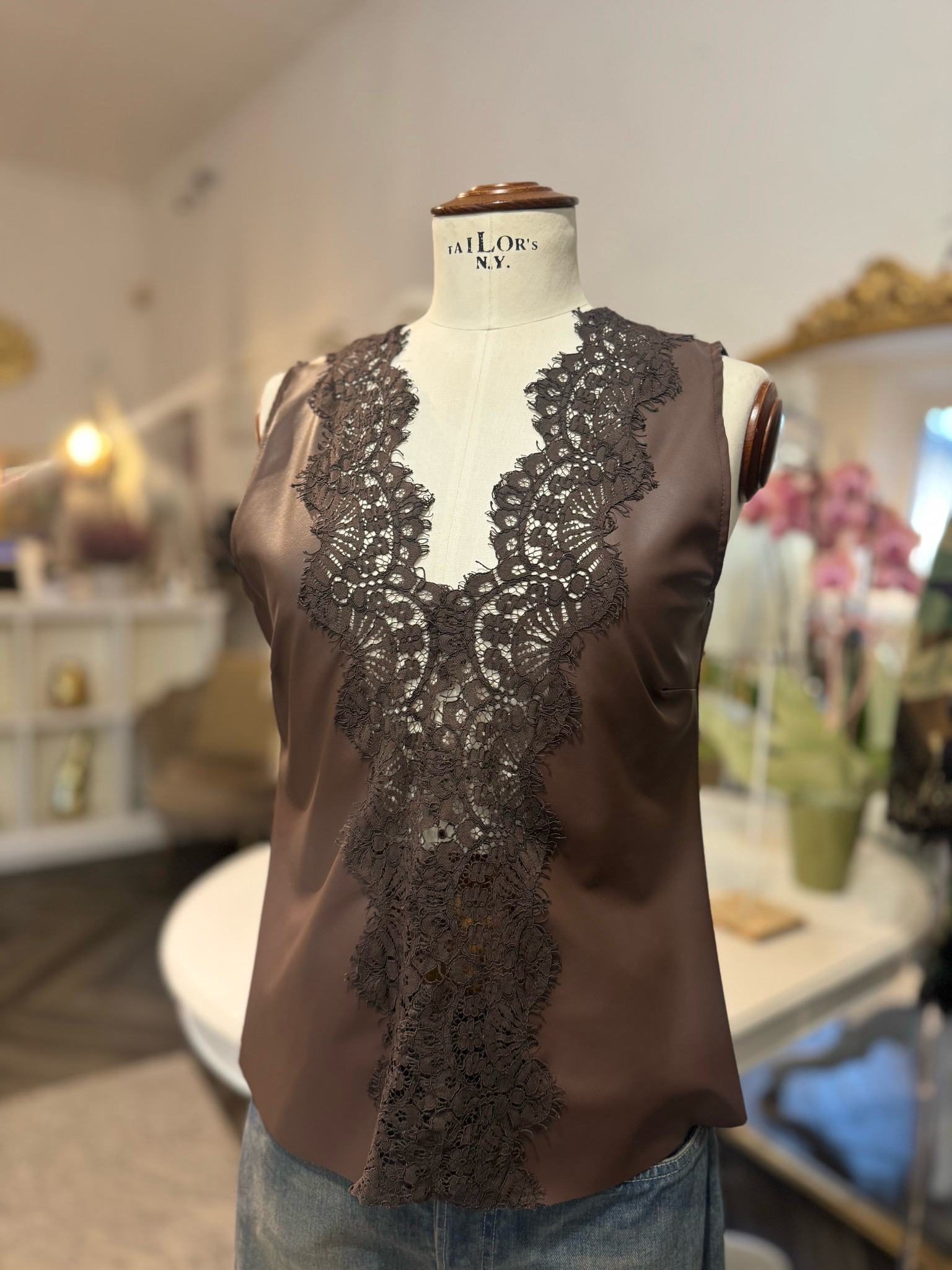 Top ecopelle con pizzo