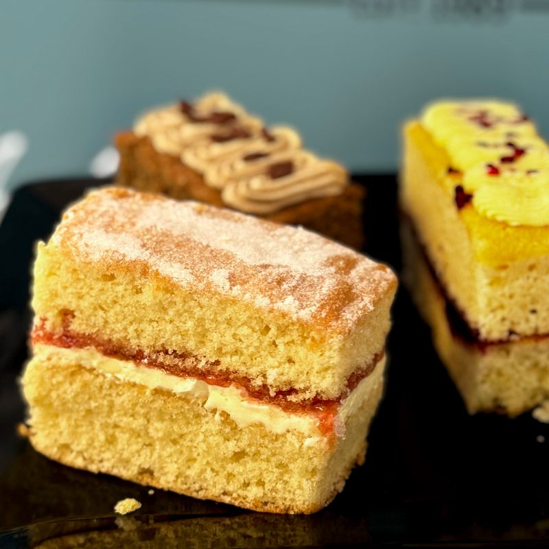 Victoria Sponge Traycake (14 portions)