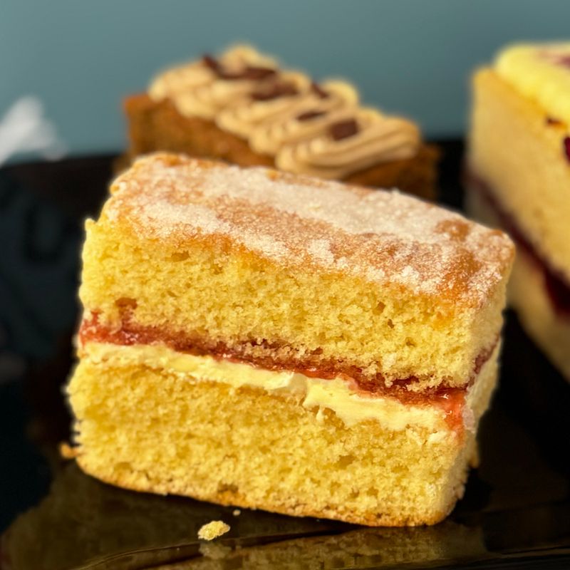 Gluten Free Victoria Sponge Traycake (14 portions)