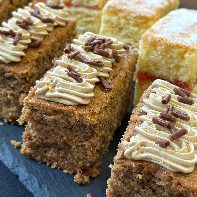 Mocha Sponge Traycake (14 portions)