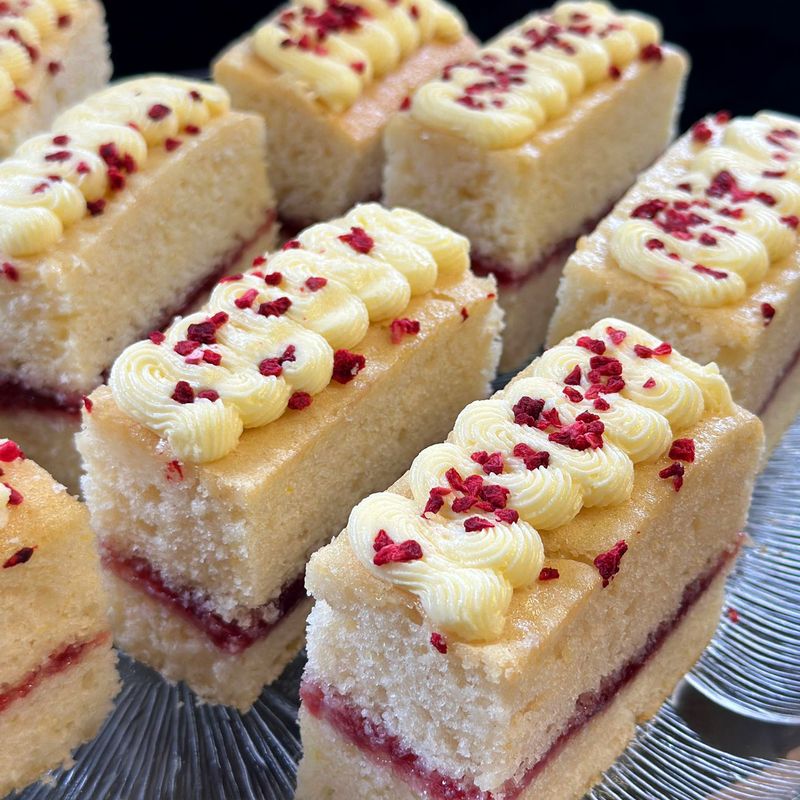 Vegan Lemon & Raspberry Traycake (14 portions)