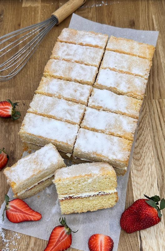 Victoria Sponge Traycake (14 portions)