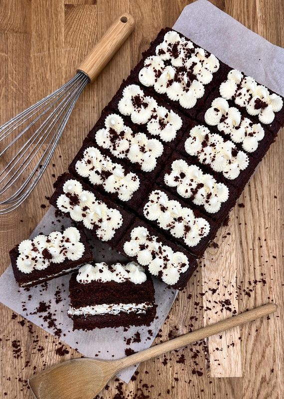 Red Velvet Traycake (14 portions)