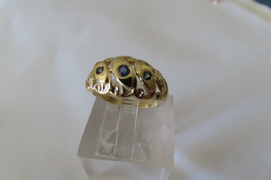 Blue/Green Sapphires ring in 9ct gold