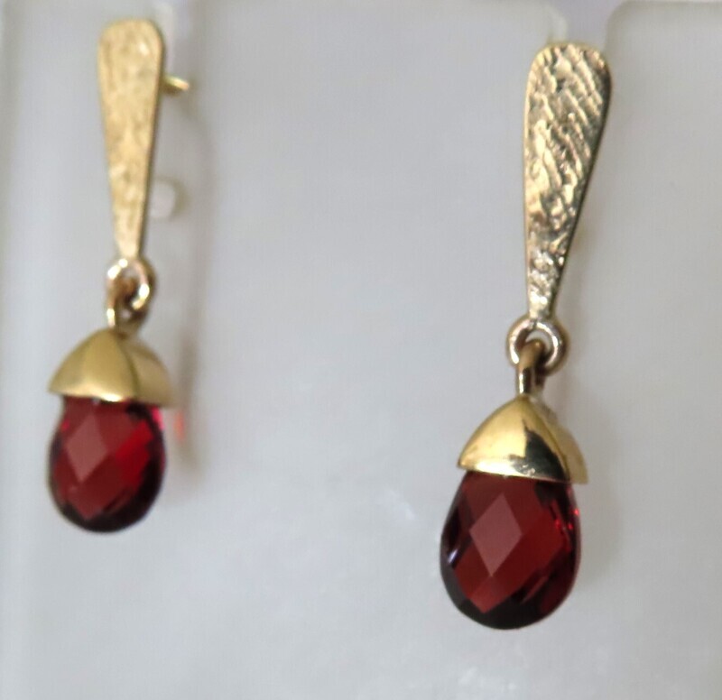 Mozambique Garnet earrings  in 9ct yellow gold