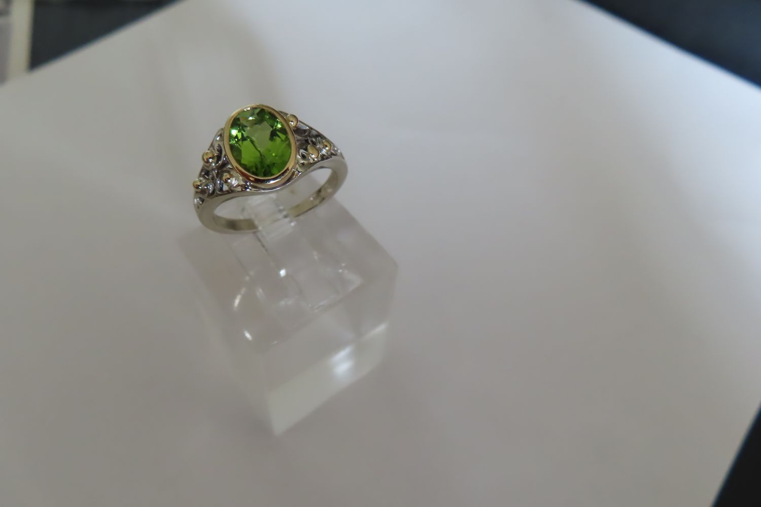 PERIDOT RING IN 10CT WHITE GOLD &amp; 18CT YELLOW GOLD BEADS