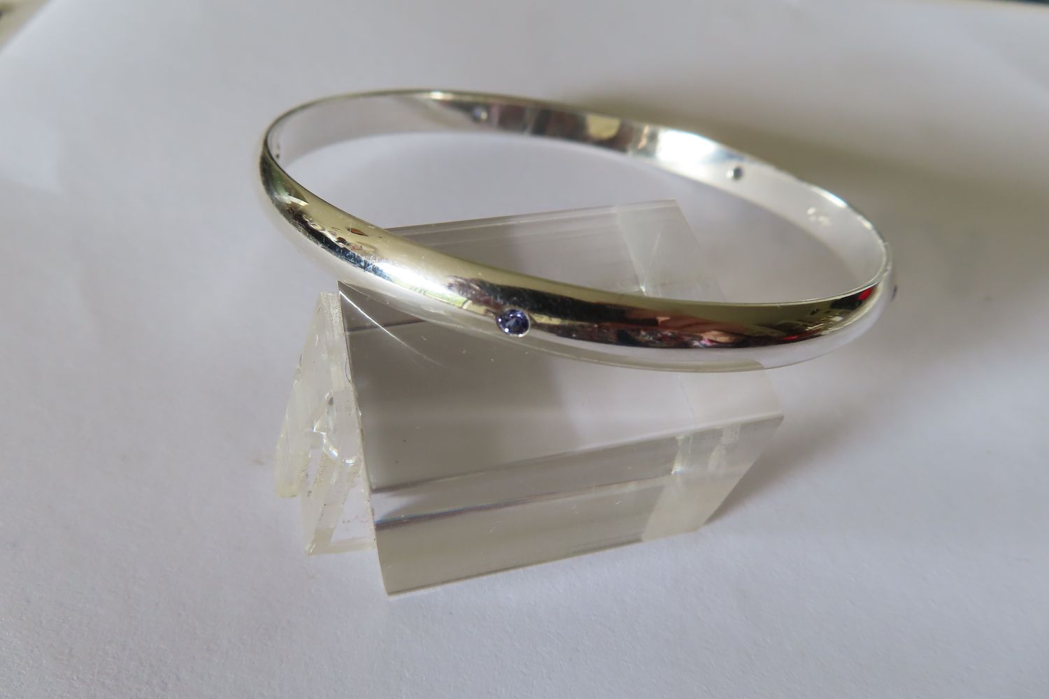 Silver bangle set with 5 Ceylon lilac blue Sapphires