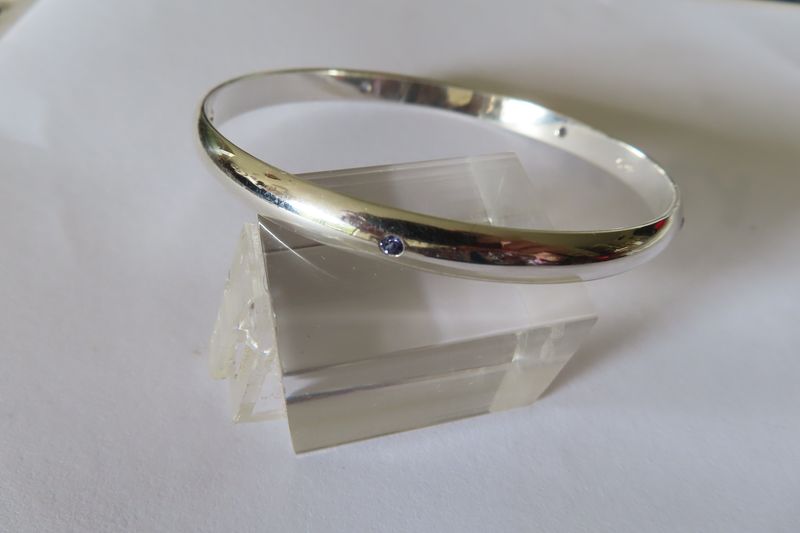 Silver bangle set with 5 Ceylon lilac blue Sapphires