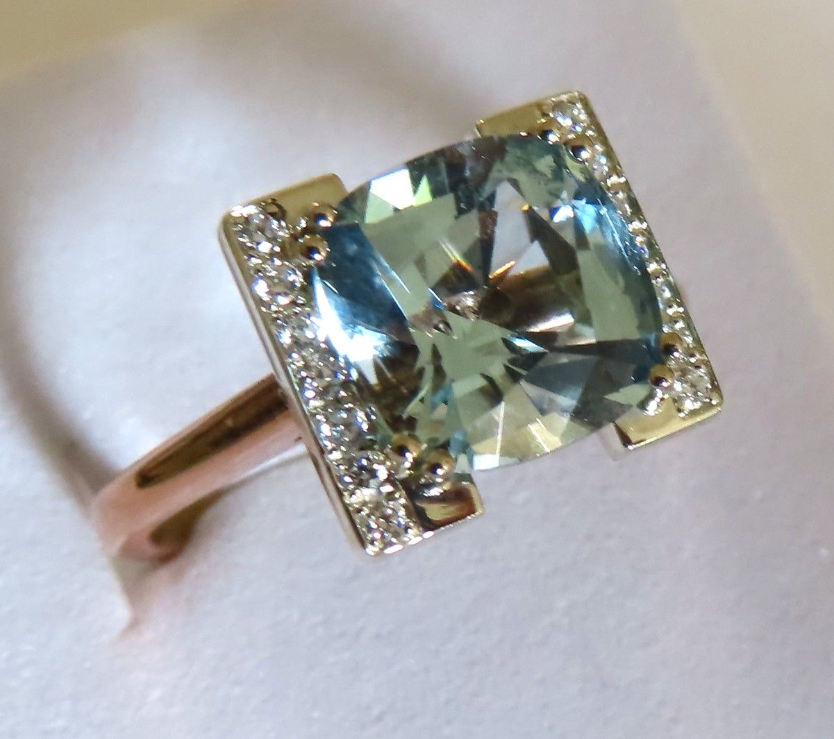 Aquamarine (2.87ct) and Diamonds ring in 9ct rose and white gold