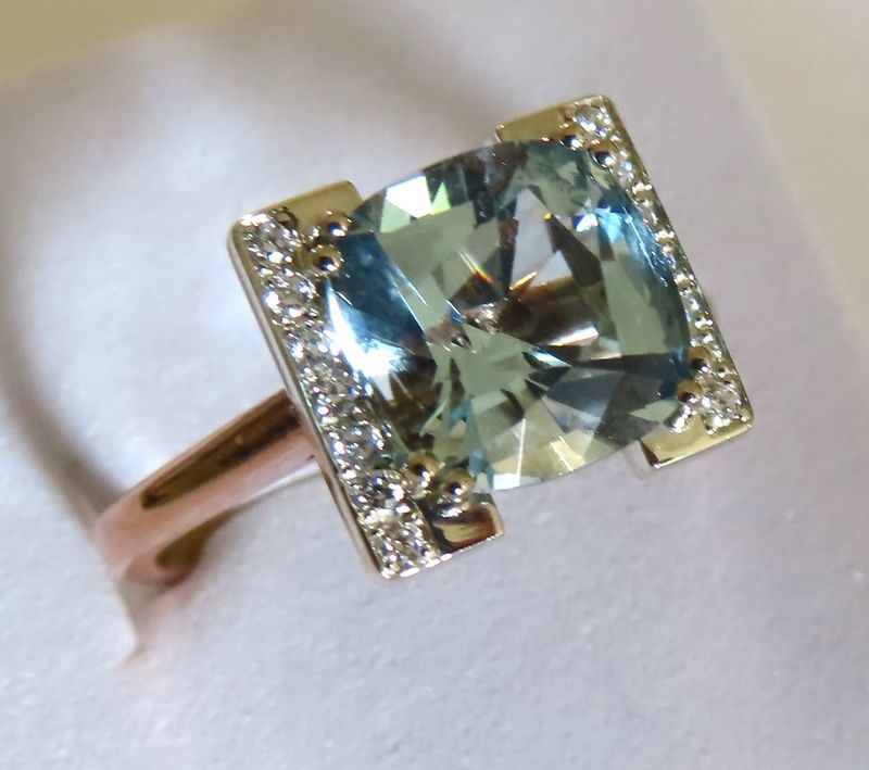 Aquamarine (2.87ct) and Diamonds ring in 9ct rose and white gold