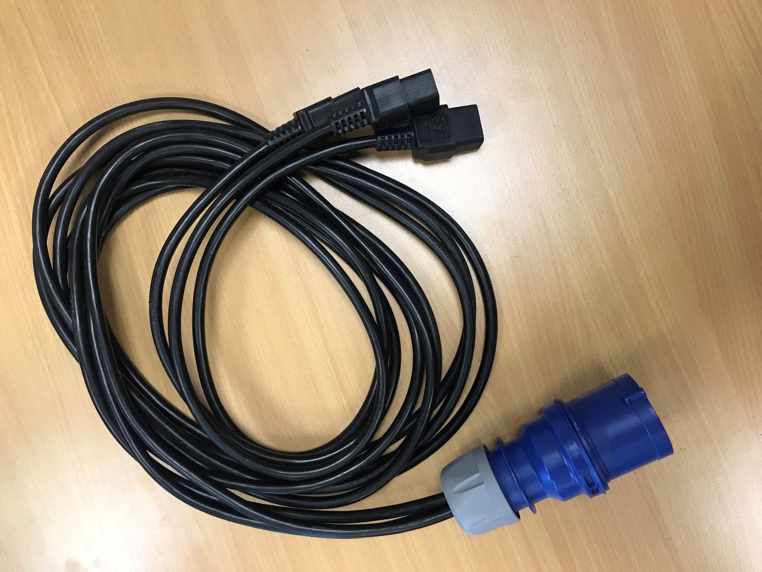 C32 blue commando plug to 3 x C19 cables 3m
