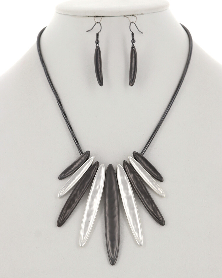 Necklace &amp; Handbags |  Hammered Metal Necklace &amp; Earring Set
