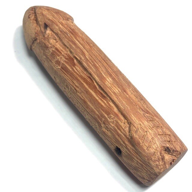 ปลัดขิกศรนารายณ์คาดครั่ง หลวงพ่อสนิท วัดลำบัวลอย
 ขนาด 9 x 2.5 cm.