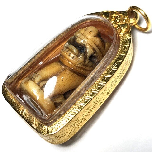 เสือแกะ หลวงพ่อปาน วัดบางเหี้ย เลี่ยมทองคำแท้  ขนาด 4 x 2cm.