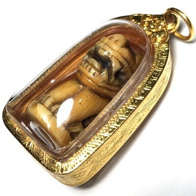 เสือแกะ หลวงพ่อปาน วัดบางเหี้ย เลี่ยมทองคำแท้  ขนาด 4 x 2cm.