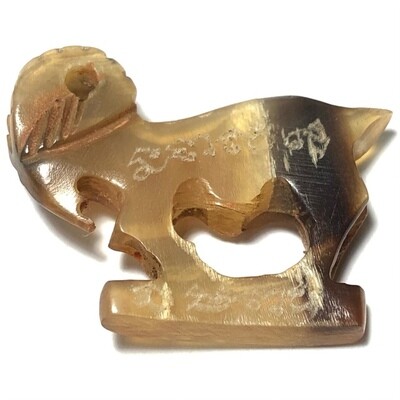 แพะเขาควายแกะ จารยันต์ เก่าสวย ขนาด 2.5 x 3.5  Cm.