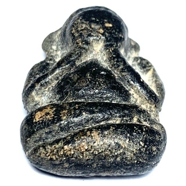 พระปิดตาเนื้อผงคลุกรัก ติดเกศา ขนาด 2.5 x 2 Cm. เก่าสวยสภาพสมบูรณ์.