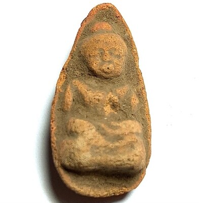 พระกรุวัดถ้ำเสือ เนื้อดิน ขนาด 2.8 x 1.5 cm. สภาพสวยสมบูรณ์