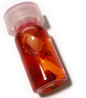 น้ำมันเสน่ห์ว่านไก่แดง บรรจุตะกรุดสาริกา หลวงพ่อหวั่น วัดคลองคูณ ปลุกเสกวัดสายคำโห้ จ. พิจิตร