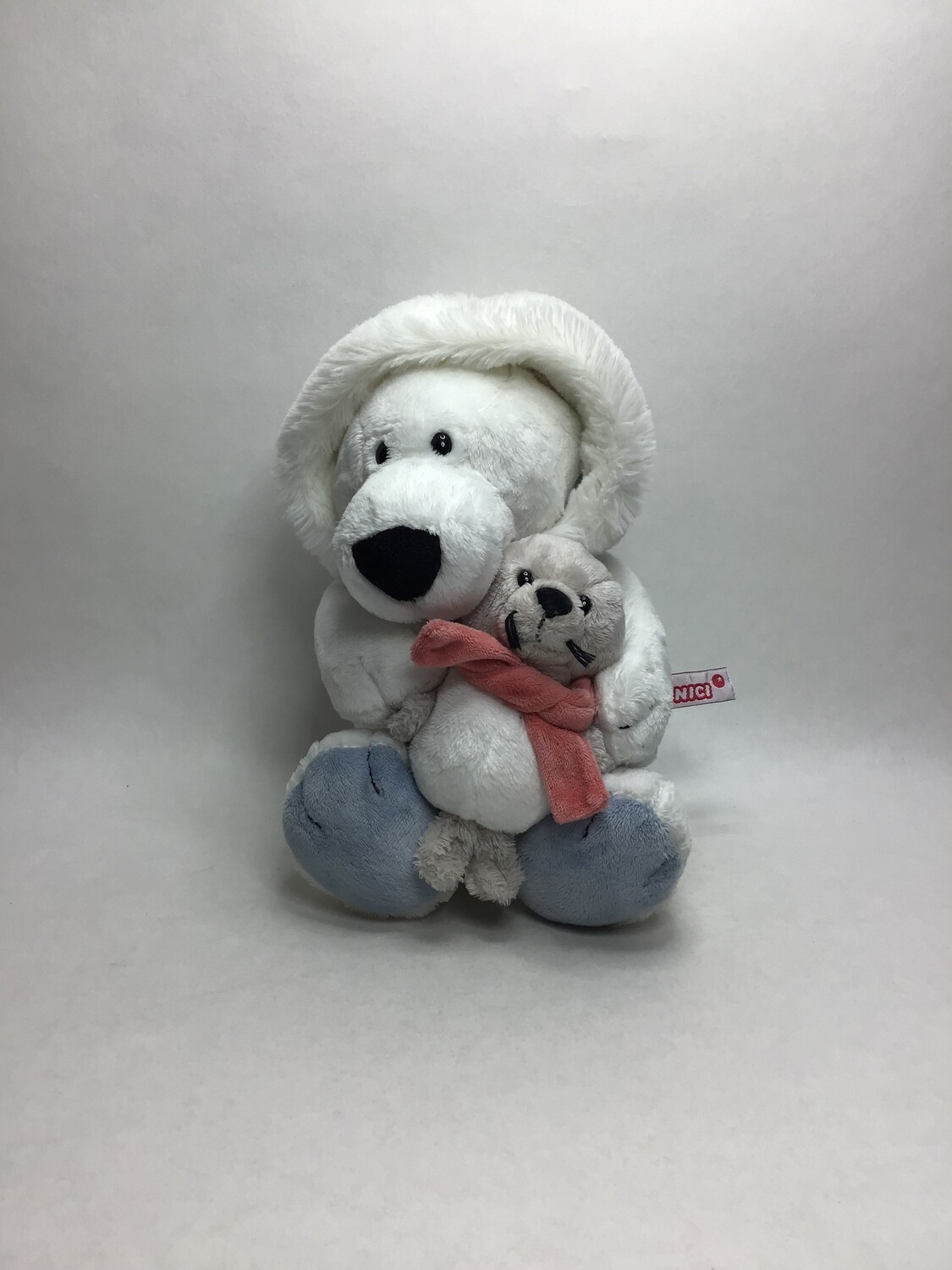 Nici Eisbär mit Robbe im Arm sitzend 22cm selten