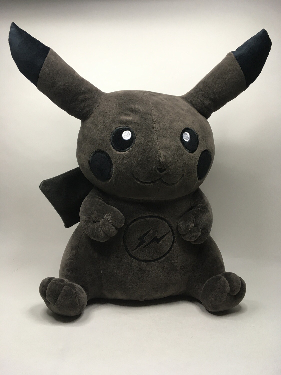 Pokemon Schwarzer Pikachu stehend 55cm selten