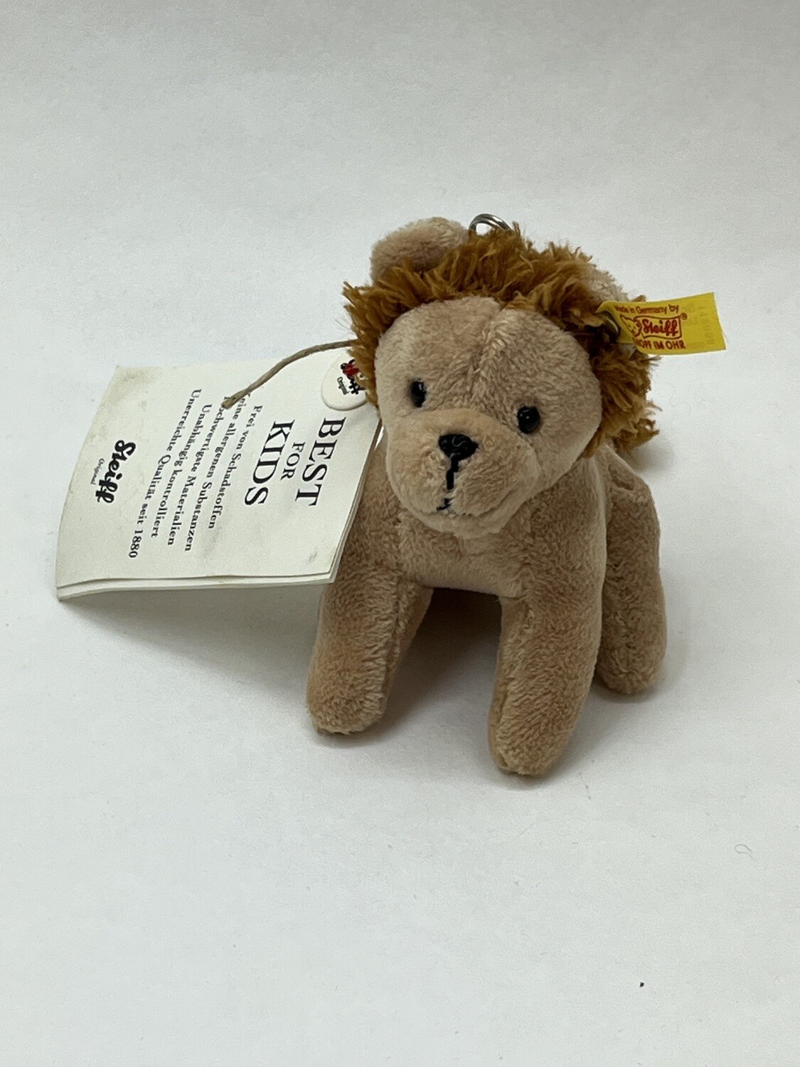 Steiff Schlüsselanhänger Löwe 112058 mit Knopf und Fahne sitzend 12cm Sammlerstück mit Etikett