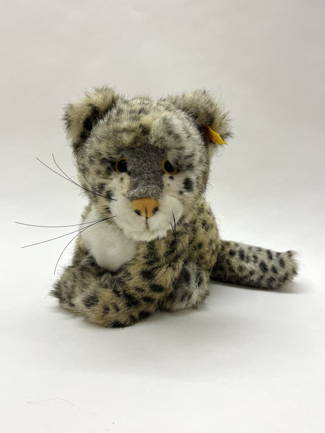 Steiff Schneeleopard Snooby 065750 mit Knopf und Fahne sitzend 35cm Mega Sammlerstück