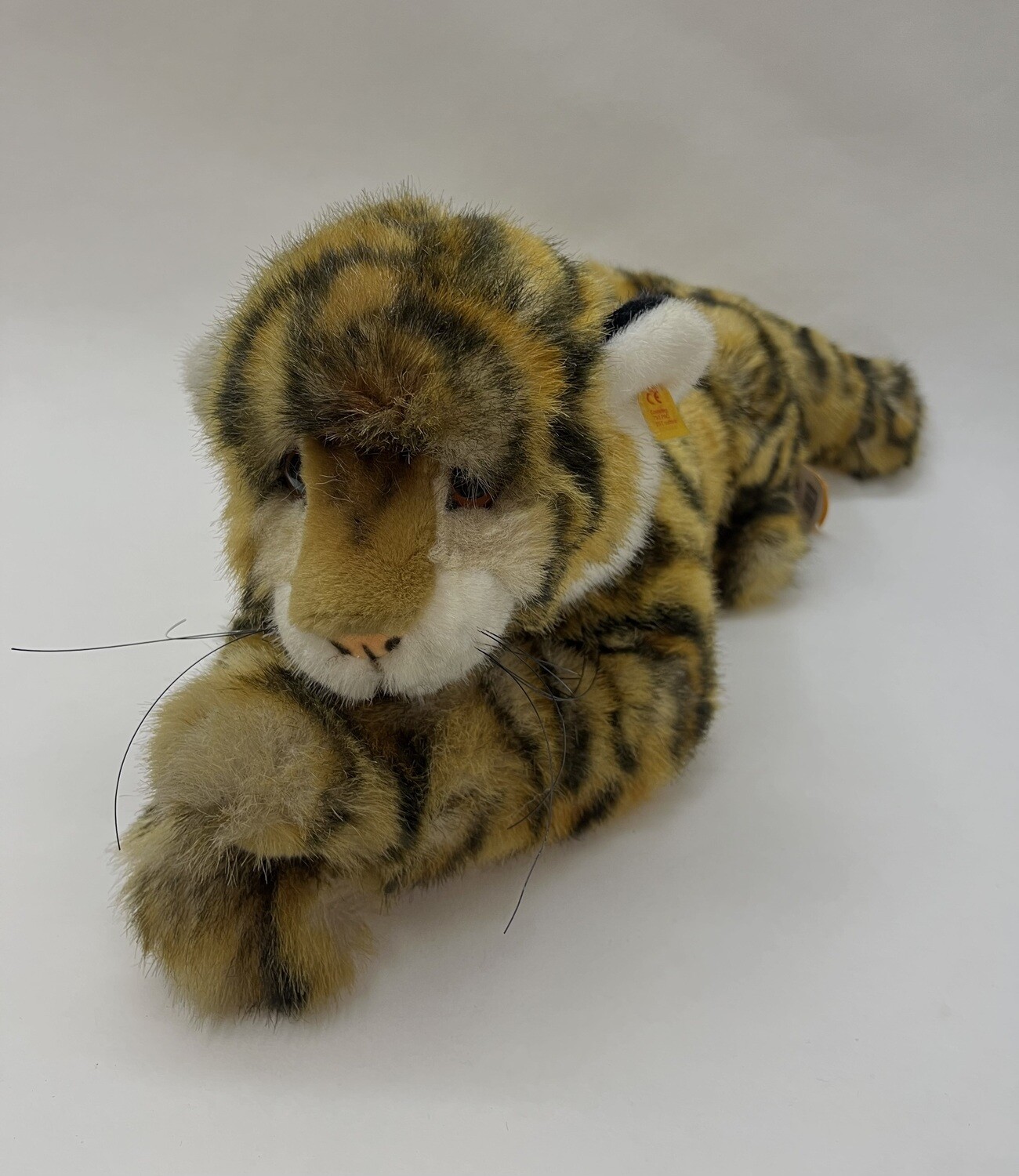 Steiff Tiger Radjah Jungtier 066252 mit Knopf, Fahne und Etikett liegend 60cm Sammlerstück mit Etikett