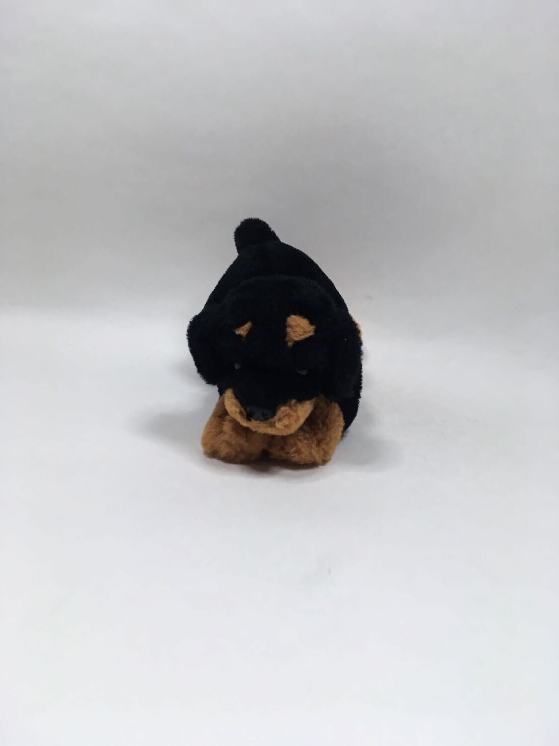 Hund Rottweiler Kuschelwuschel liegend 30cm Sammlerstück