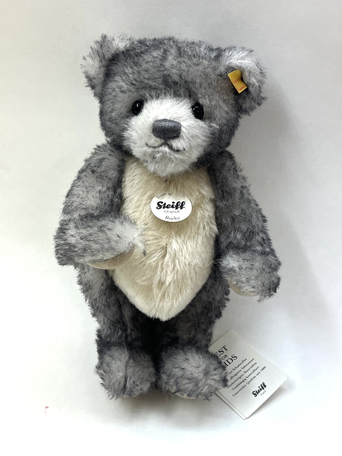 Steiff Teddy Rocky 027338 mit Knopf, Fahne und Brustschild stehend 28cm Sammlerstück Neuwertig mit Etikett