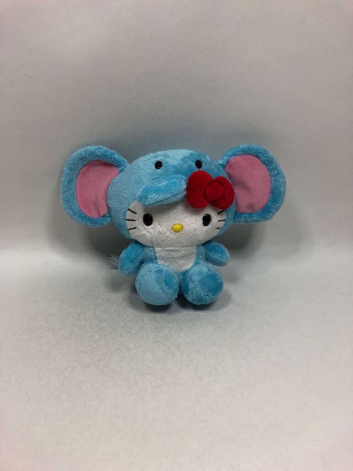 Hello Kitty im Elefanten Kostüm sitzend 20cm Mega Sammlerstück