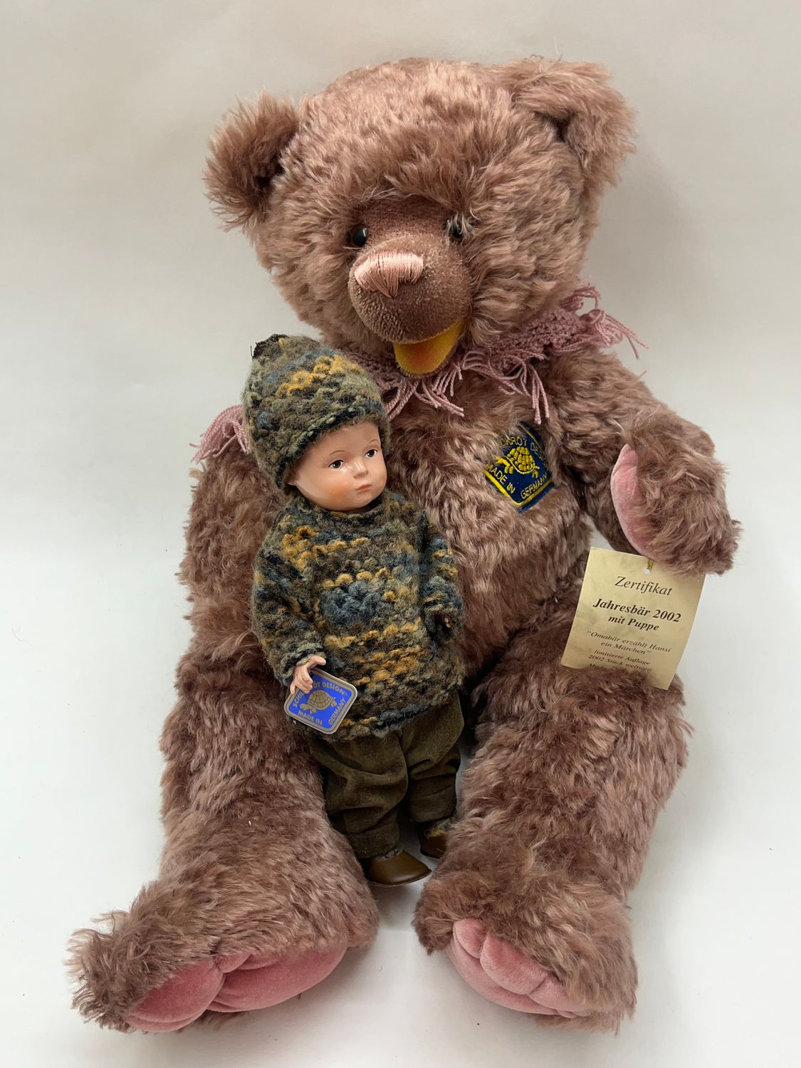 Teddy Jahresbär 2002 mit Puppe mit Brummstimme „Omabär erzählt Hansi ein Märchen“ Schildkröt Design Limited Edition auf 2002 Stück mit Zertifikat stehend 40cm Mega Rarität