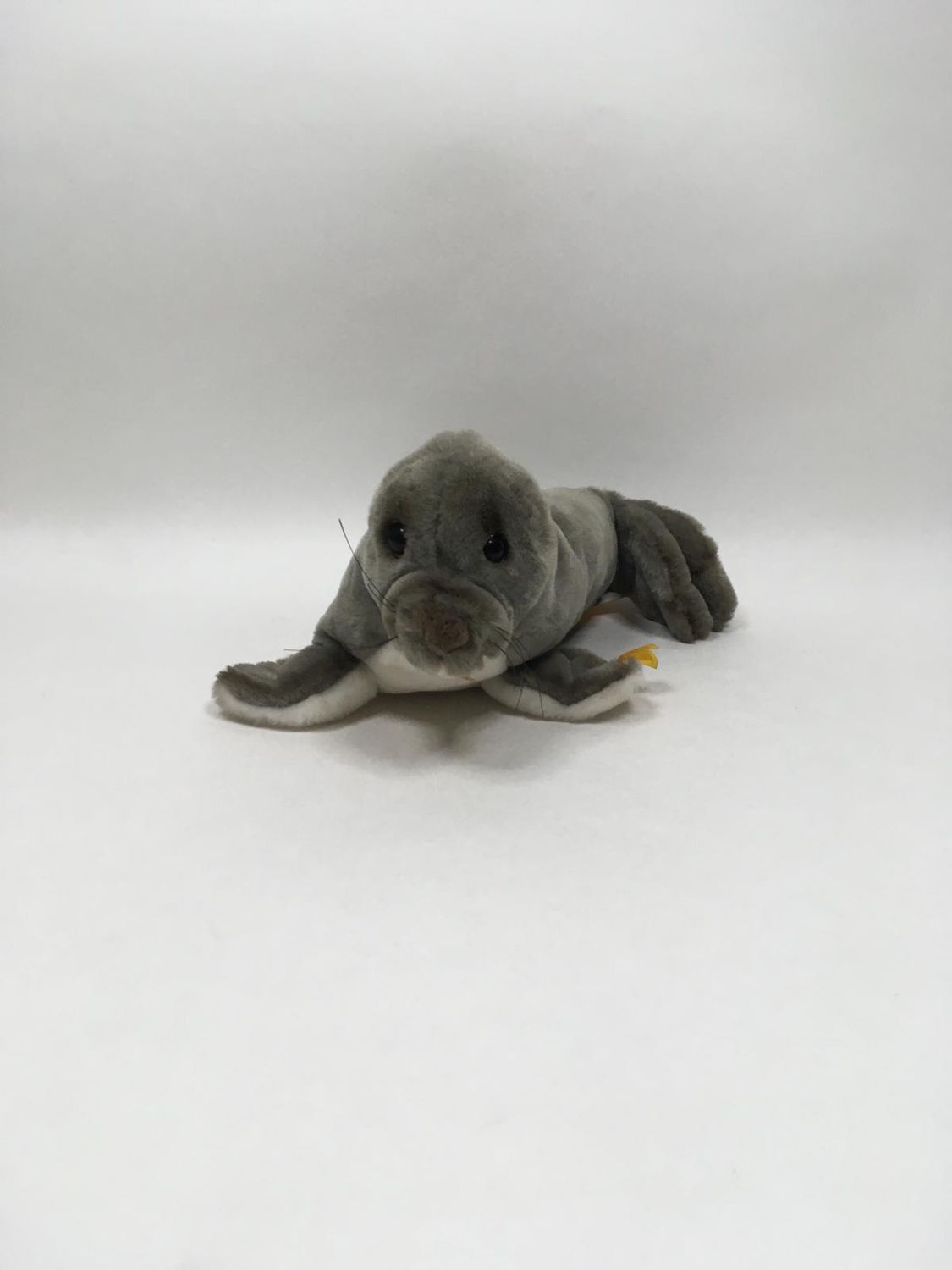 Steiff Robbe Robby 999628 mit Knopf und Fahne liegend 35cm Neuwertig mit Etikett