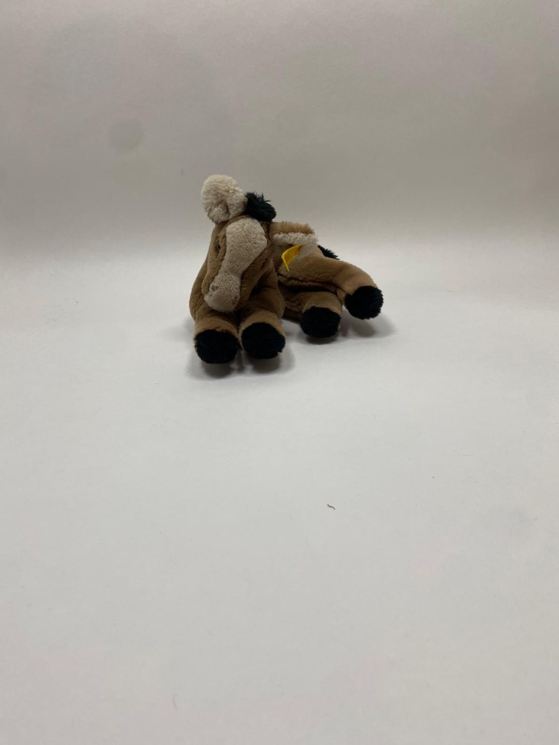 Steiff Pferd Cosy Pony 5360/25 mit Knopf und Fahne liegend 33 cm Sammlerstück