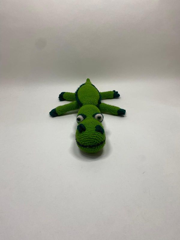 Krokodil Handarbeit Knuffel liegend 49 cm Unikat