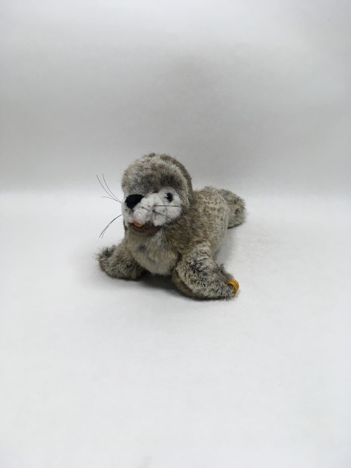 Steiff Robbe Robby 063077 mit Knopf und Fahne liegend 33 cm Rarität