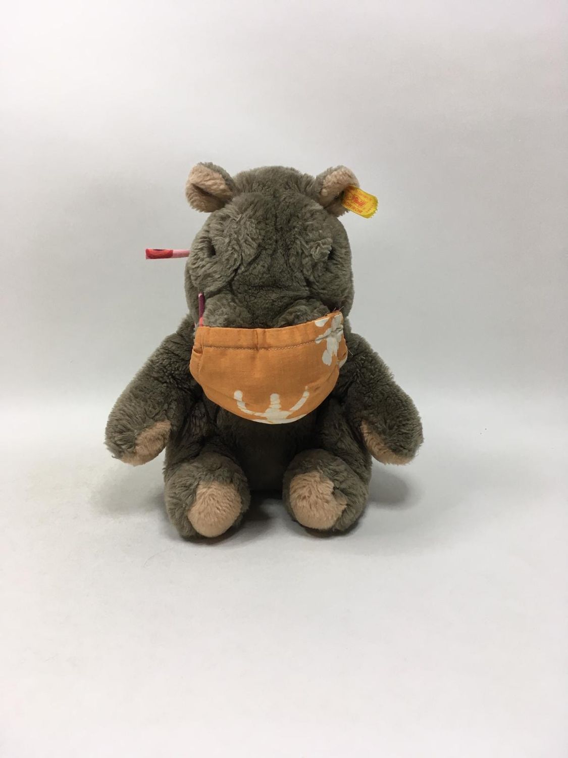 Steiff Nilpferd Cosy Mocky 085413 mit Knopf und Fahne sitzend 28 cm Sammlerstück