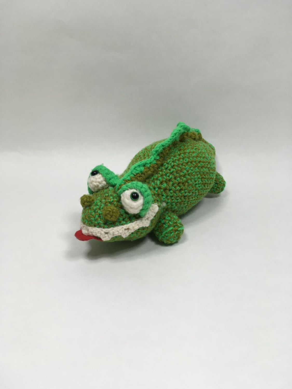 Salamander Chamäleon Eidechse Handarbeit Knuffel liegend 33 cm Unikat