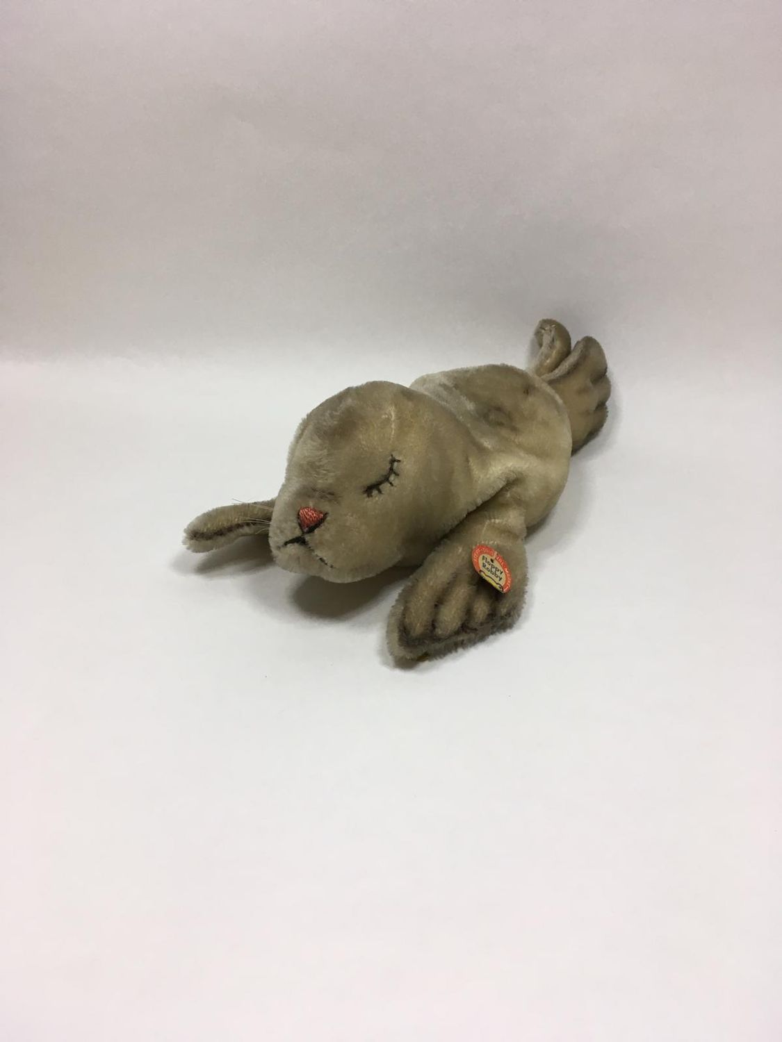 Steiff Robbe Floppy Robby mit Brustschild liegend 38 cm Vintage Sammlerstück