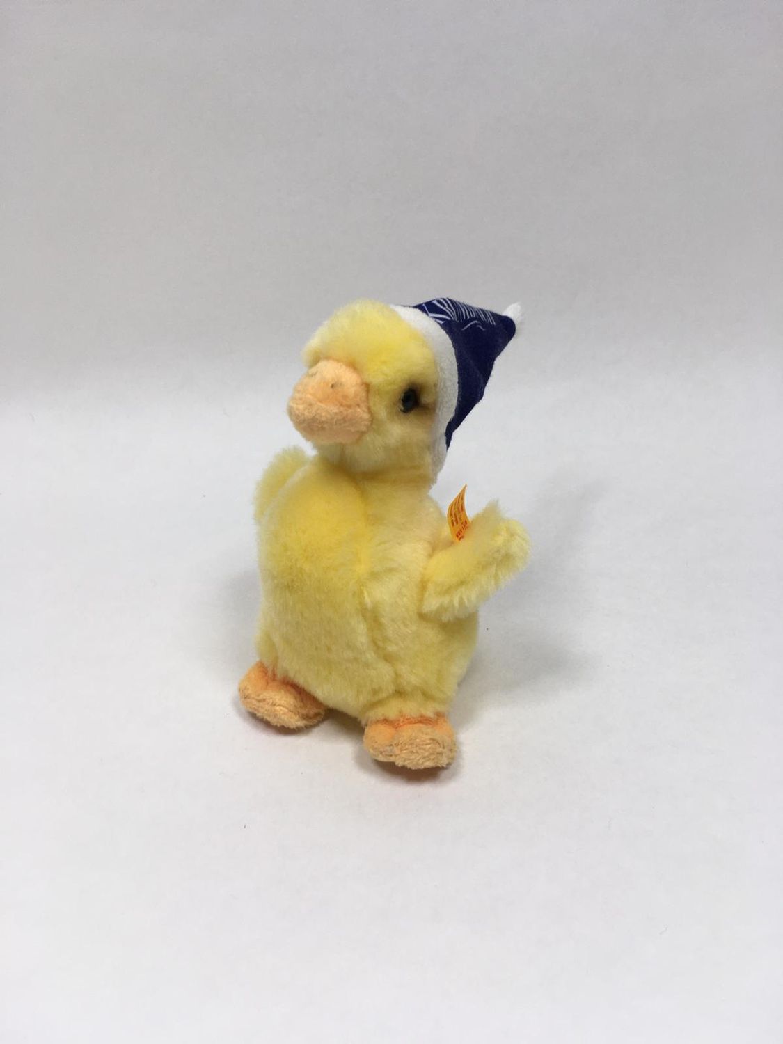 Steiff Küken mit Krumbach-Mütze 991486 mit Knopf und Fahne stehend 15 cm Sammlerstück