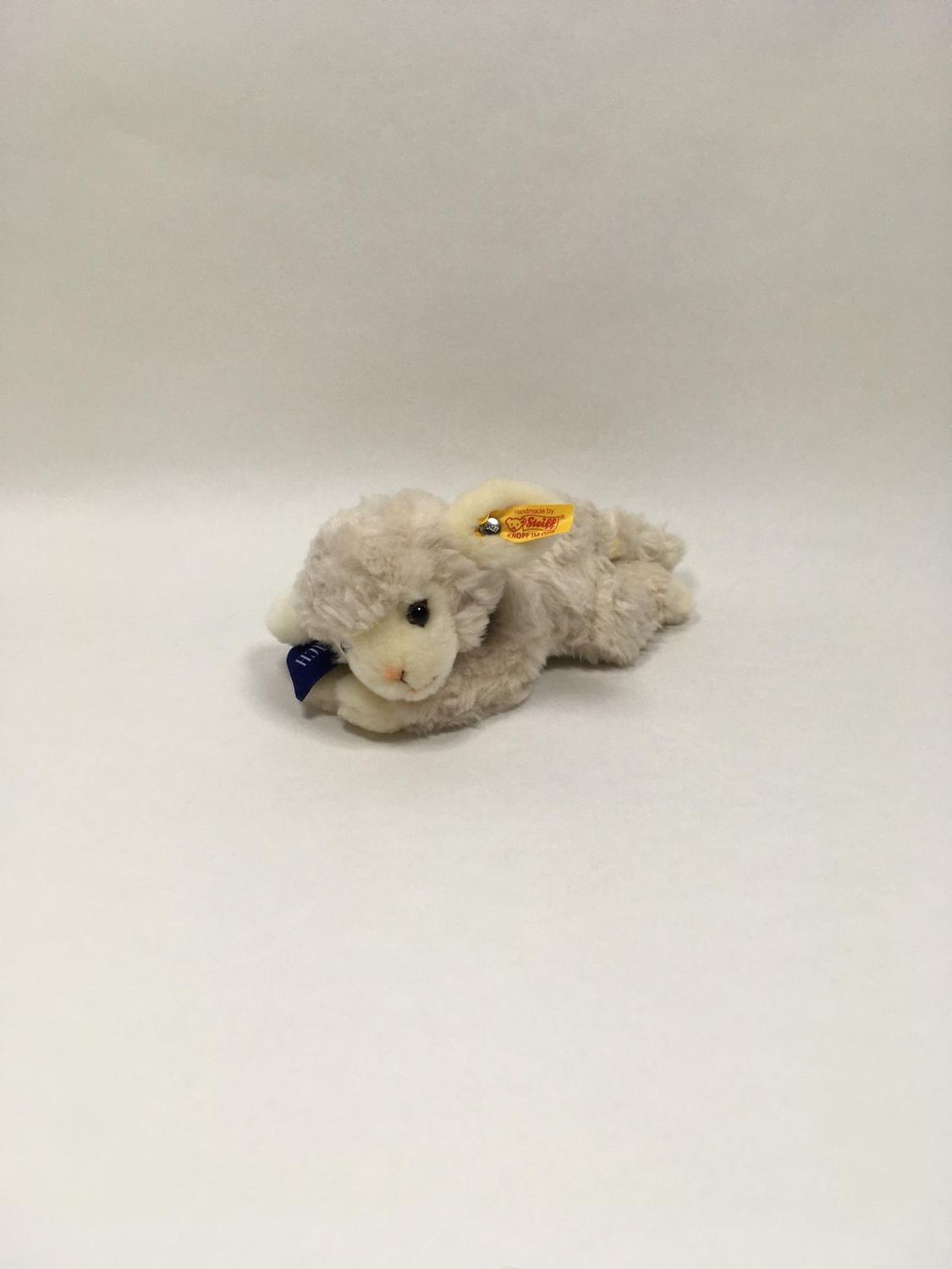 Steiff Lamm Krumbach 991943 mit Knopf und Fahne liegend 25cm selten