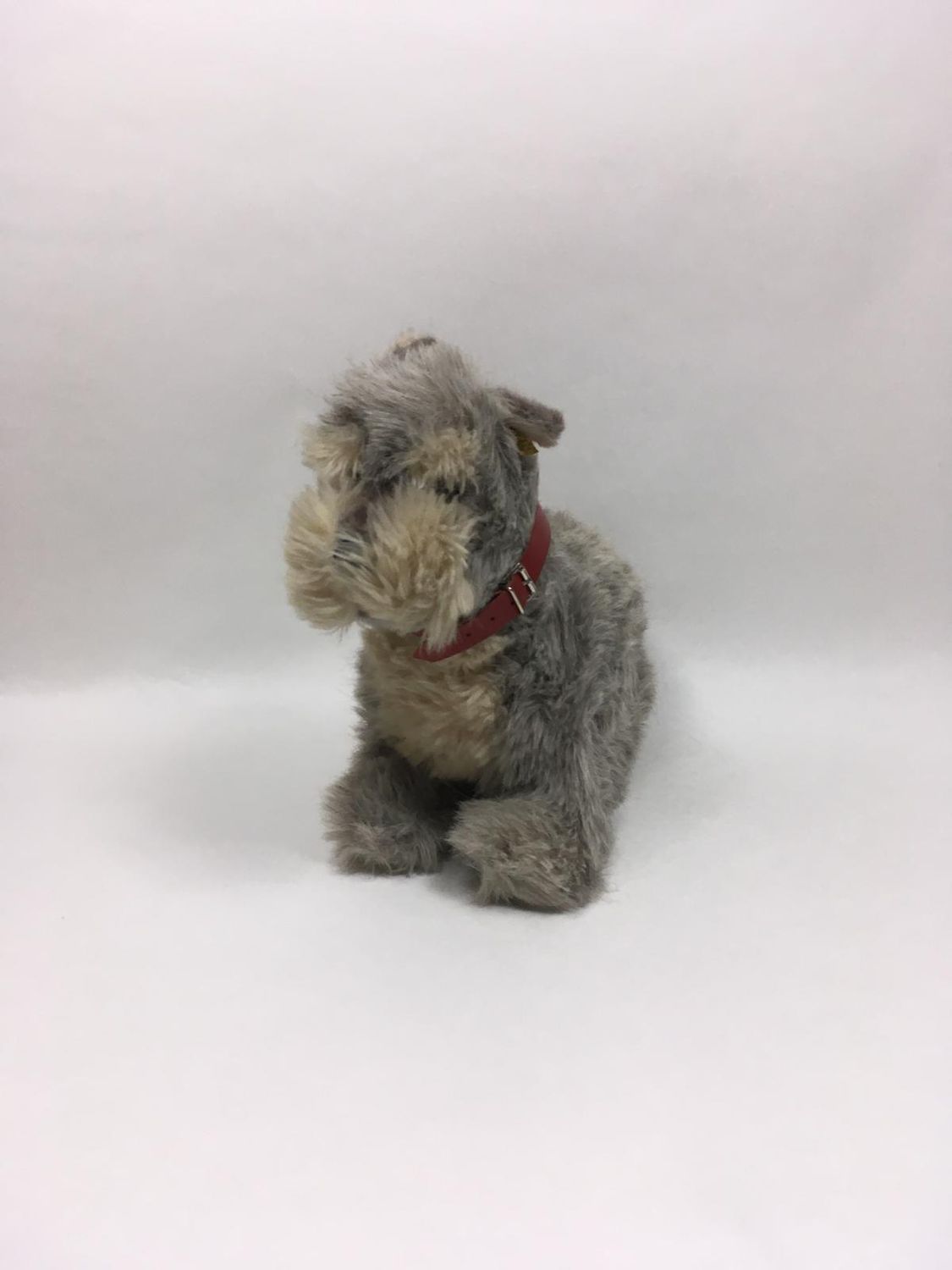 Steiff Hund Schnauzer Junior Tessie 2883/30 mit Knopf und Fahne sitzend 30 cm Sammlerstück