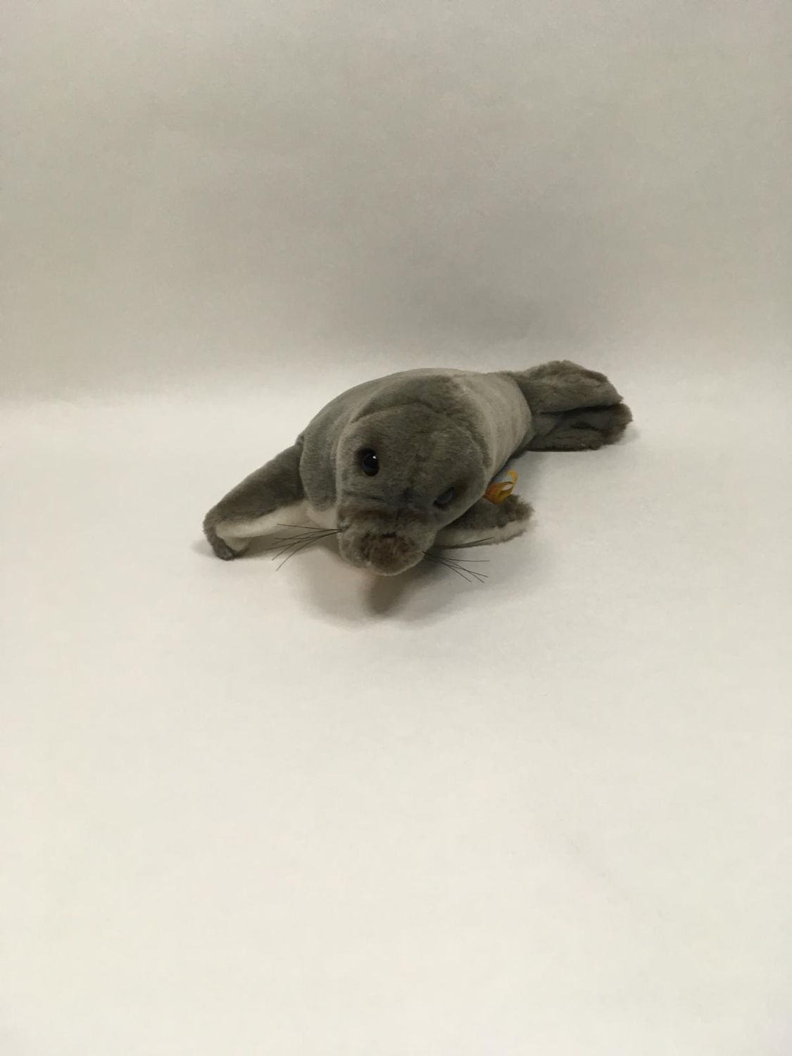 Steiff Robbe Cosy Robby 090202 mit Knopf und Fahne liegend 35 cm Rarität