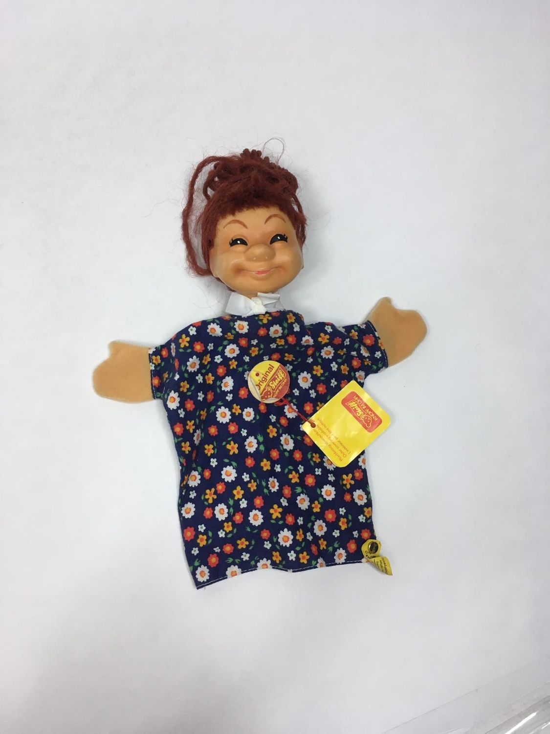 Steiff Handpuppe Großmutter / Tante 7003/27 mit Knopf, Fahne und Brustschild stehend 28 cm Mega Sammlerstück mit Etikett