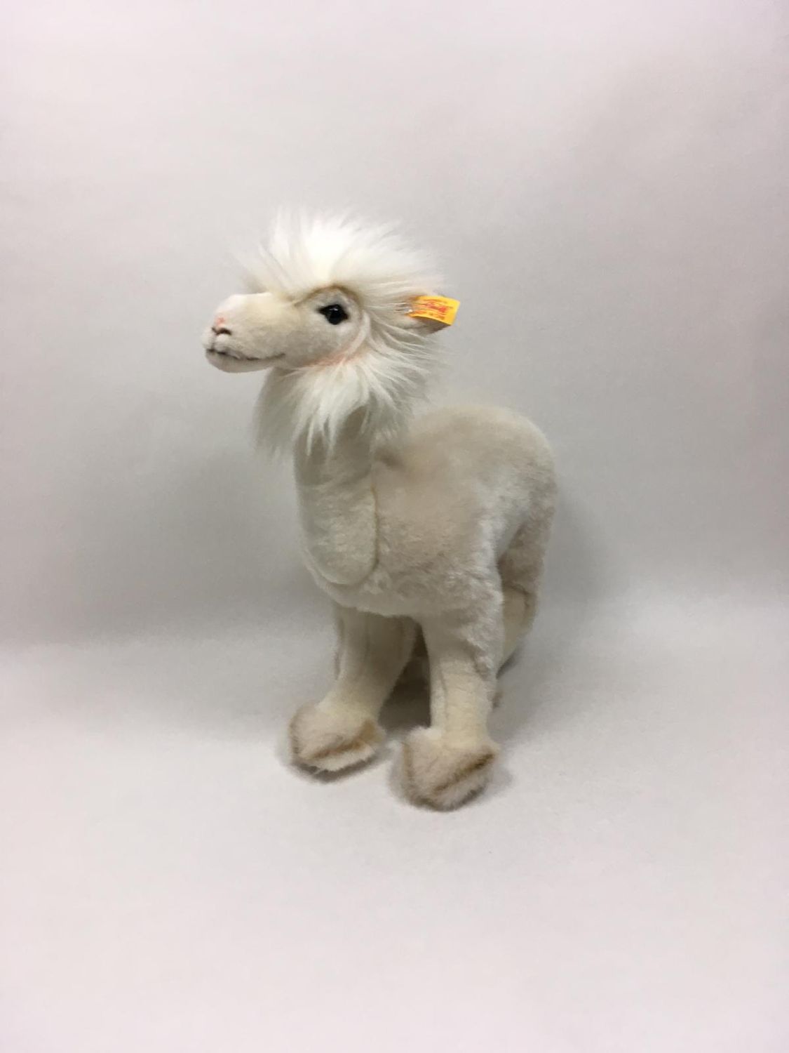 Steiff Lama Liam 104183 mit Knopf und Fahne stehend 40 cm Sammlerstück
